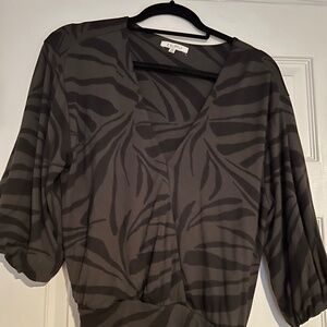 Zsupply top with tie details size medium NWOT